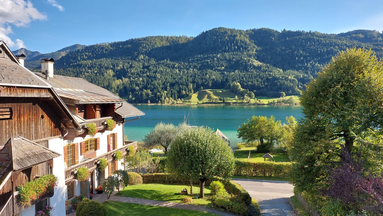 Haus Bergblick mit Sauna, Strand, Booten und Rädern.