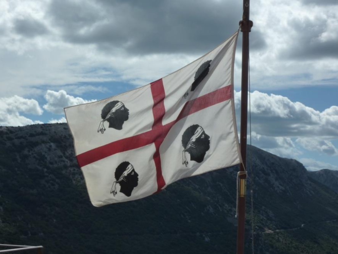 Berge und eine Fahne Sardiniens – Yoga und Wandern in Sardinien